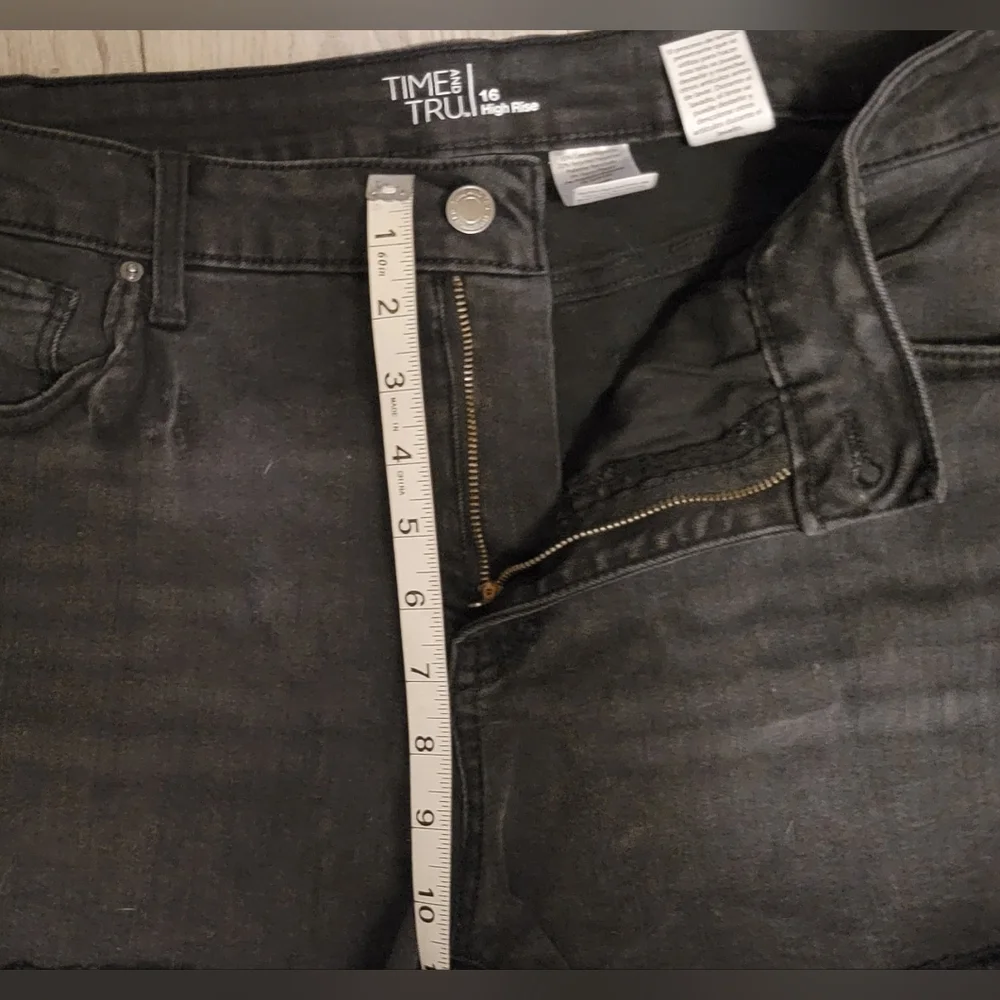 Time & Tru, frayed booty jean shorts, black, Size 16, High Rise - Picture 4 of 11